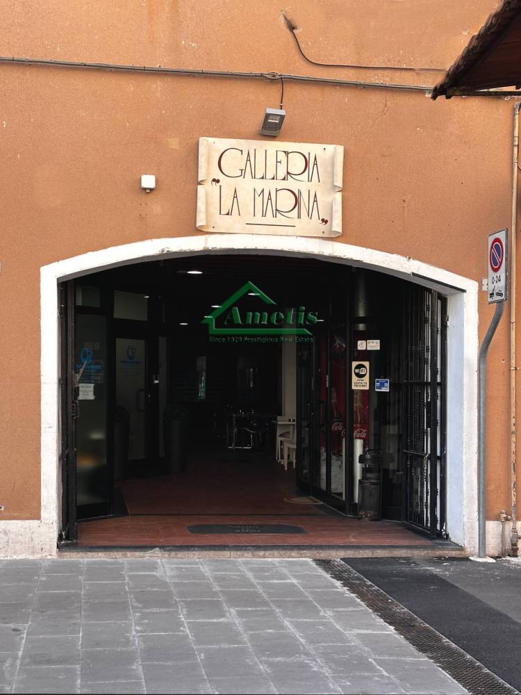 locale commerciale in vendita ad Imperia in zona Porto Maurizio