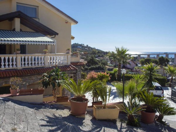 casa indipendente in vendita ad Imperia in zona Torrazza / Clavi
