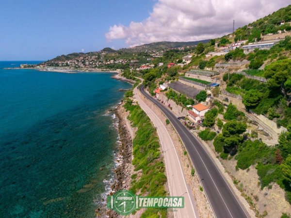 casa indipendente in vendita ad Imperia in zona Poggi