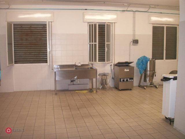 negozio in vendita ad Imperia in zona Oneglia