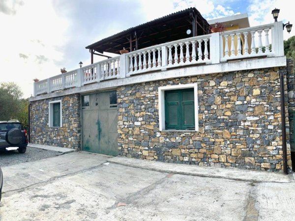 casa indipendente in vendita ad Imperia in zona Porto Maurizio