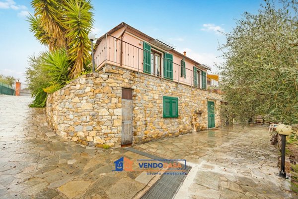 casa indipendente in vendita ad Imperia in zona Porto Maurizio