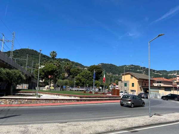 negozio in vendita ad Imperia in zona Oneglia