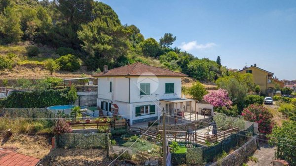 casa indipendente in vendita ad Imperia in zona Porto Maurizio