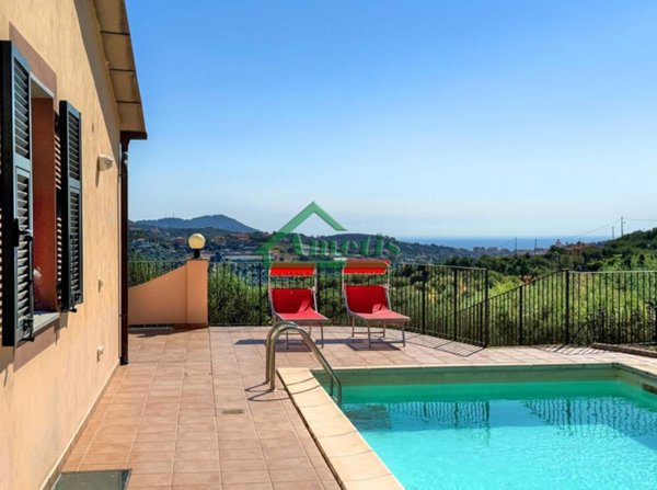 casa indipendente in vendita ad Imperia in zona Poggi