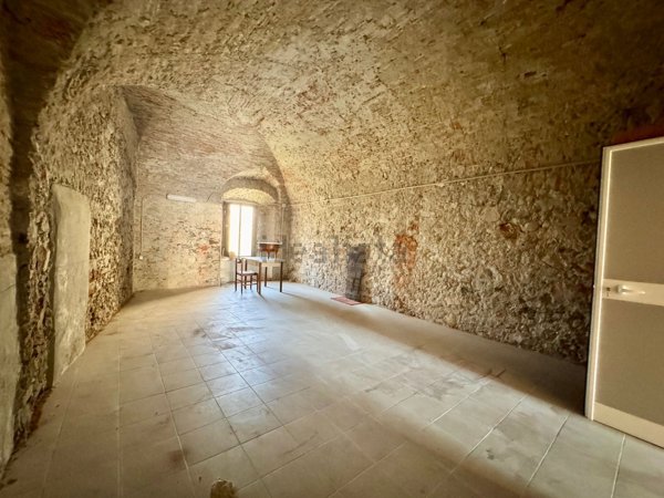 locale commerciale in vendita ad Imperia