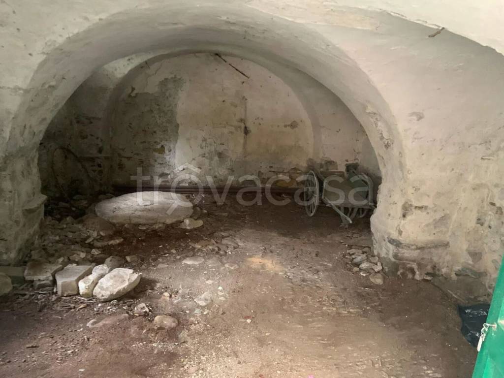 locale di sgombero in vendita ad Imperia