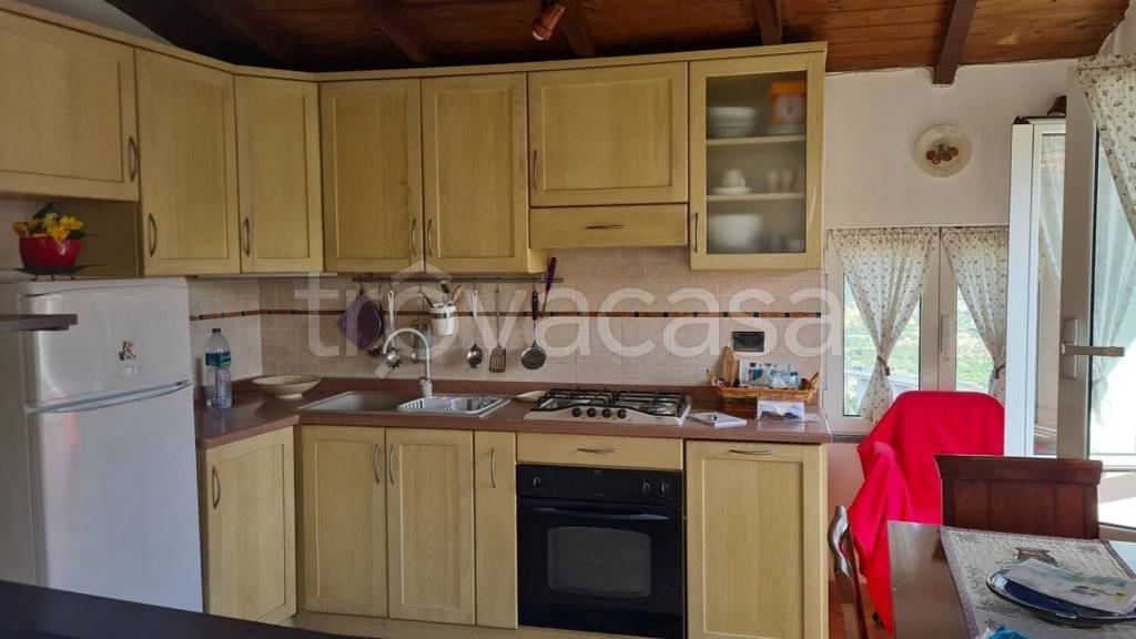 casa indipendente in vendita ad Imperia in zona Poggi