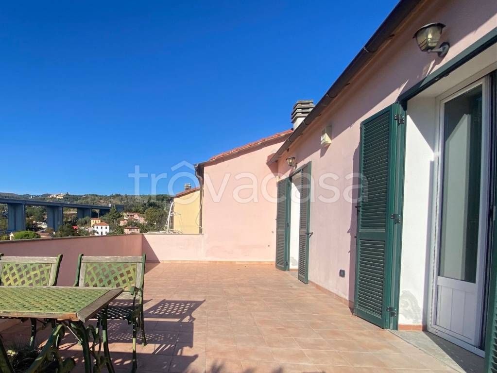 casa indipendente in vendita ad Imperia in zona Porto Maurizio