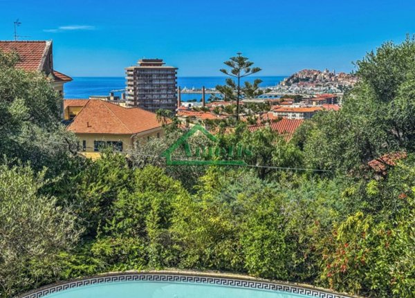 casa indipendente in vendita ad Imperia in zona Porto Maurizio
