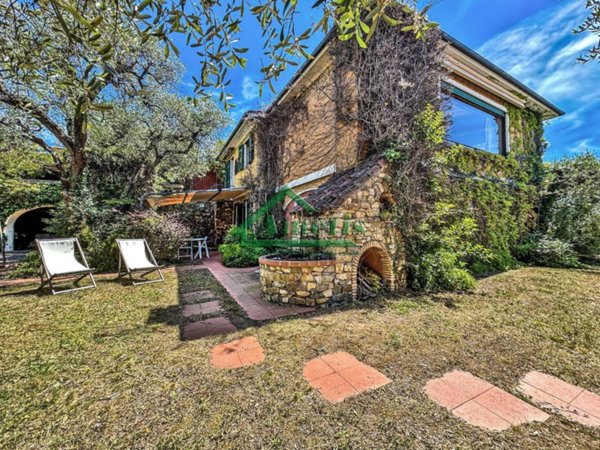 casa indipendente in vendita ad Imperia in zona Porto Maurizio