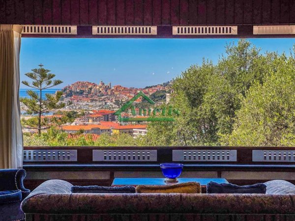 casa indipendente in vendita ad Imperia in zona Oneglia