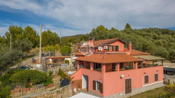 casa indipendente in vendita ad Imperia