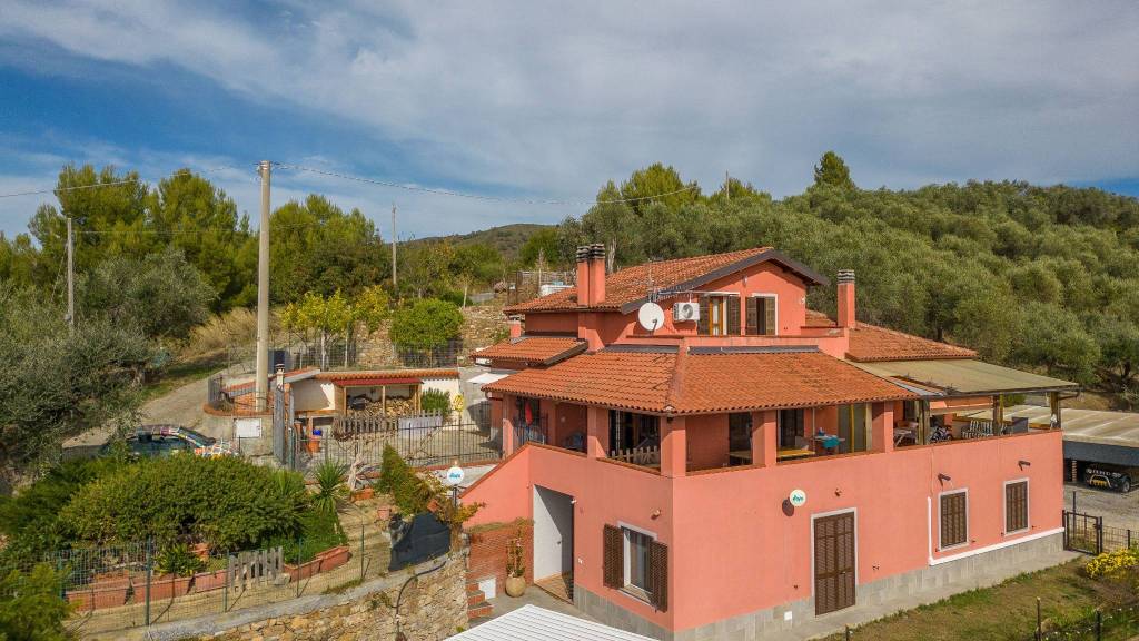 casa indipendente in vendita ad Imperia