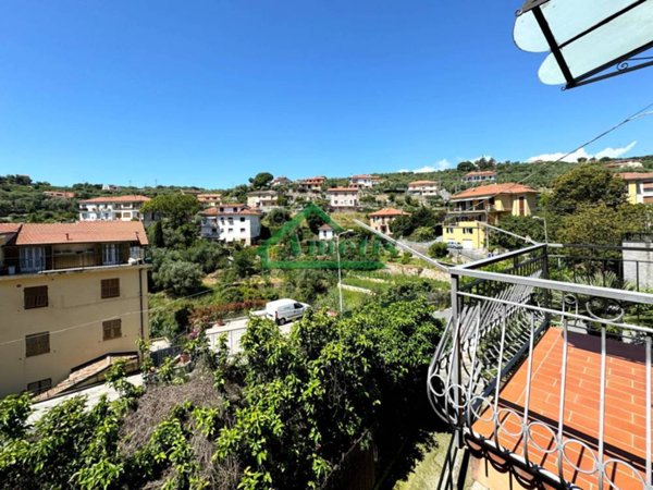 appartamento in vendita ad Imperia in zona Artallo