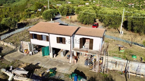casa indipendente in vendita ad Imperia in zona Porto Maurizio