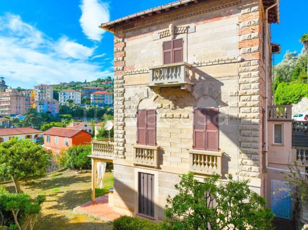 casa indipendente in vendita ad Imperia in zona Oneglia