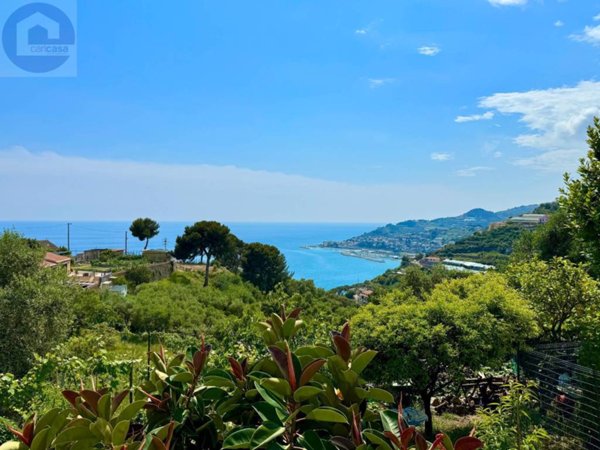 appartamento in vendita ad Imperia in zona Poggi