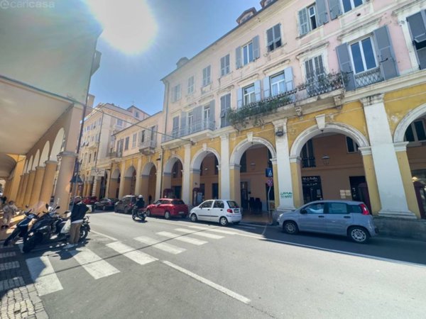 ufficio in vendita ad Imperia in zona Oneglia