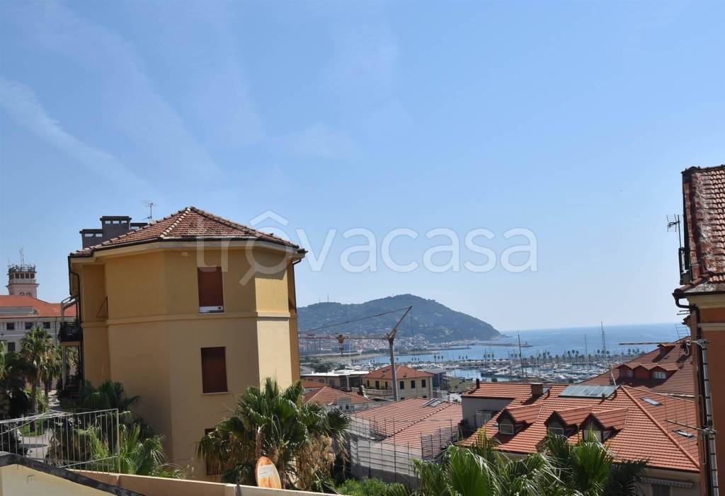 appartamento in vendita ad Imperia in zona Porto Maurizio