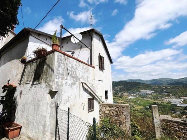 casa indipendente in vendita ad Imperia in zona Porto Maurizio