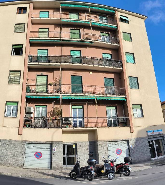 locale commerciale in vendita ad Imperia in zona Oneglia