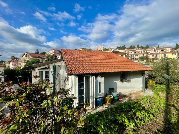 casa indipendente in vendita ad Imperia in zona Oneglia
