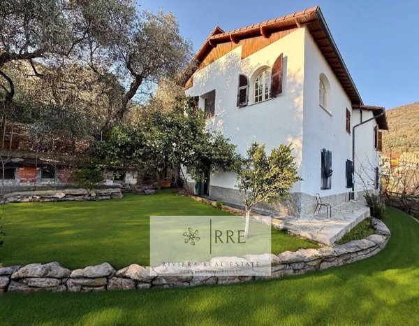 casa indipendente in vendita ad Imperia in zona Montegrazie