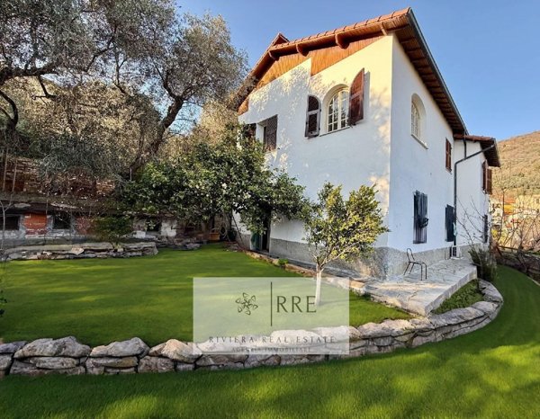 casa indipendente in vendita ad Imperia in zona Montegrazie