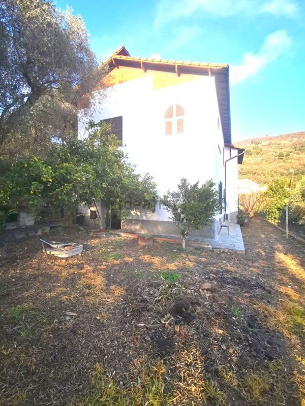 casa indipendente in vendita ad Imperia