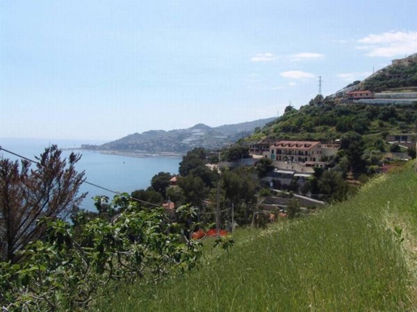 casa indipendente in vendita ad Imperia in zona Poggi