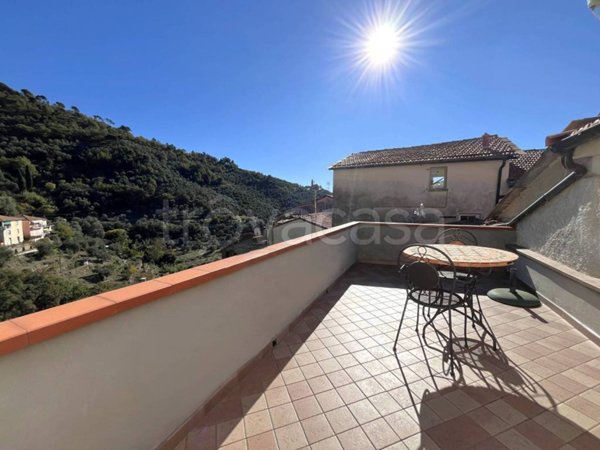 casa indipendente in vendita ad Imperia in zona Montegrazie