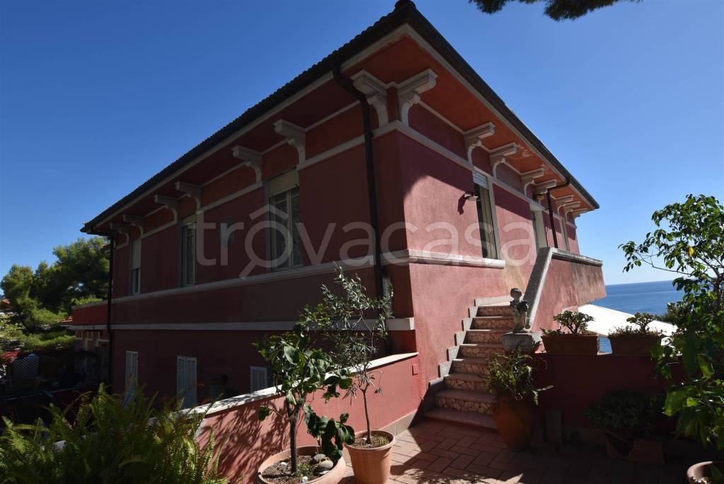 appartamento in vendita ad Imperia in zona Porto Maurizio