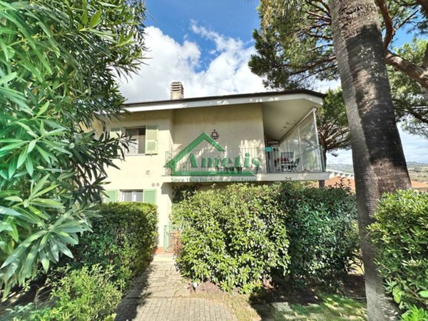 appartamento in vendita ad Imperia in zona Poggi