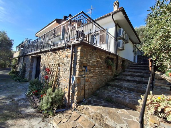 casa semindipendente in vendita ad Imperia in zona Montegrazie