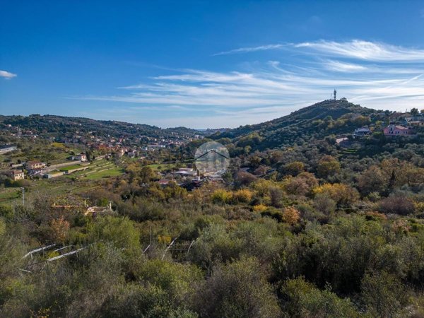 casa indipendente in vendita ad Imperia in zona Porto Maurizio