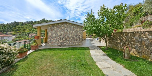 casa indipendente in vendita ad Imperia in zona Porto Maurizio