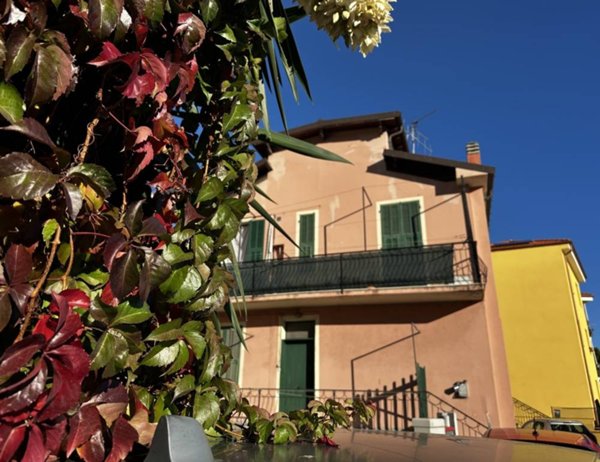 casa indipendente in vendita ad Imperia in zona Oneglia