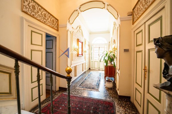 casa indipendente in vendita ad Imperia in zona Porto Maurizio