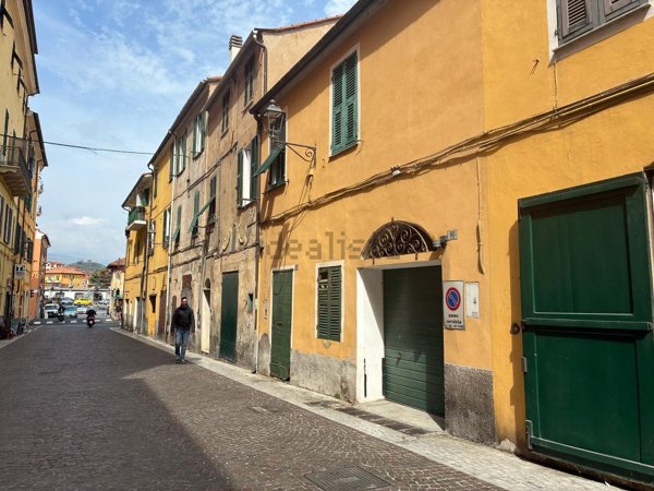 locale commerciale in vendita ad Imperia