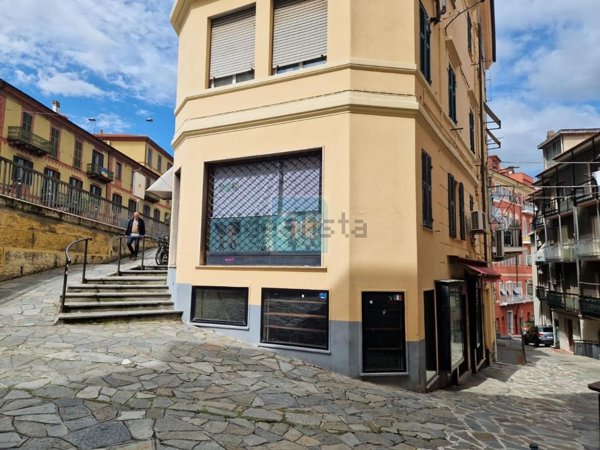 locale commerciale in vendita ad Imperia