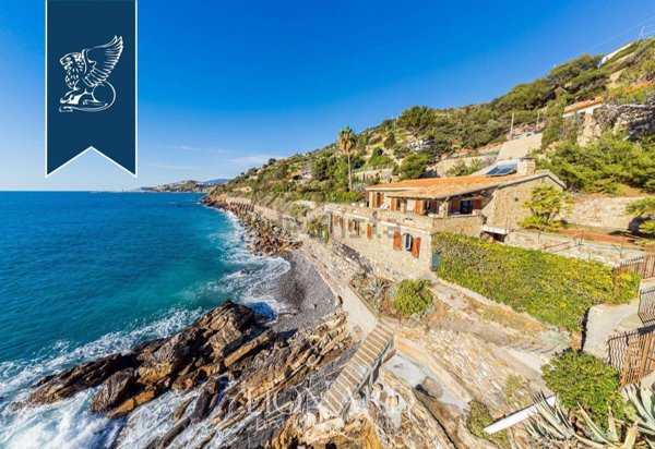 casa indipendente in vendita ad Imperia in zona Porto Maurizio