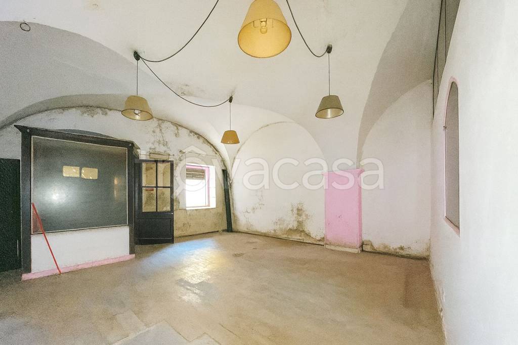 locale commerciale in vendita ad Imperia in zona Oneglia