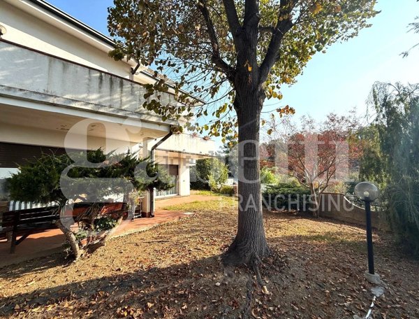 casa indipendente in vendita ad Imperia in zona Massabovi