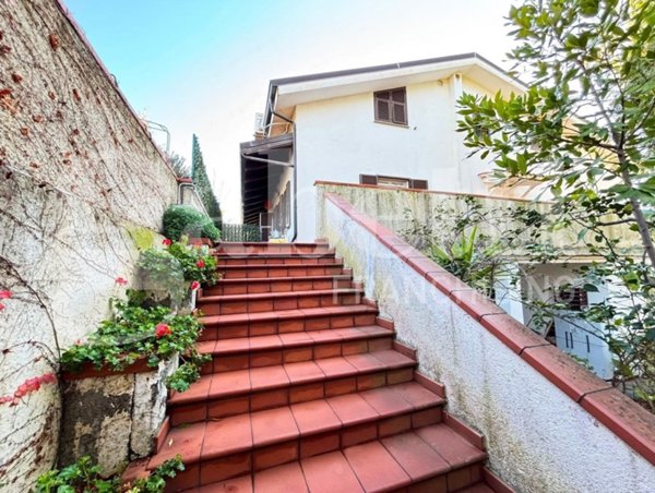 casa indipendente in vendita ad Imperia in zona Massabovi