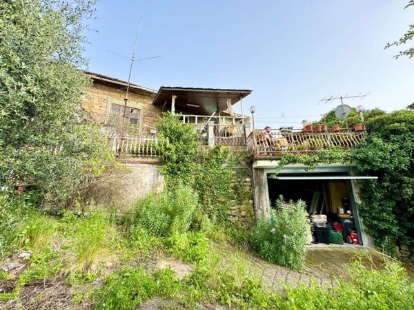 casa indipendente in vendita ad Imperia in zona Oneglia
