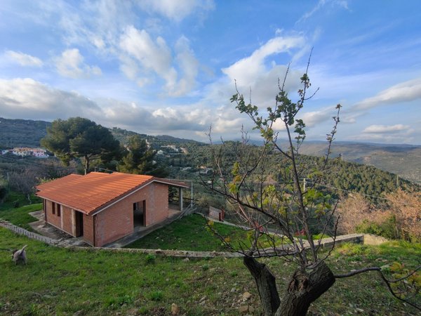 casa indipendente in vendita ad Imperia in zona Sant'Agata