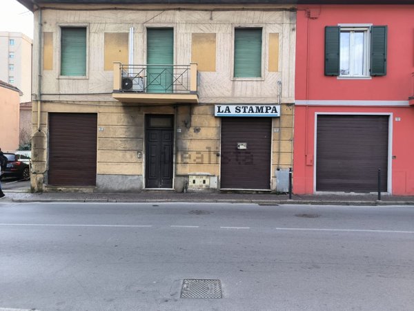 locale commerciale in vendita ad Imperia in zona Oneglia