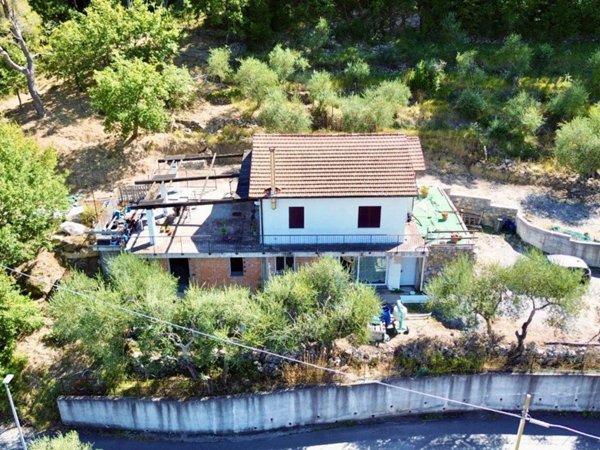 casa indipendente in vendita ad Imperia in zona Oneglia