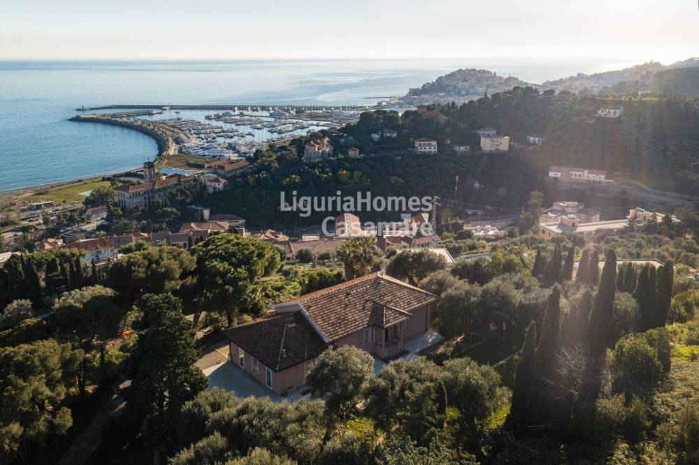 casa indipendente in vendita ad Imperia in zona Porto Maurizio